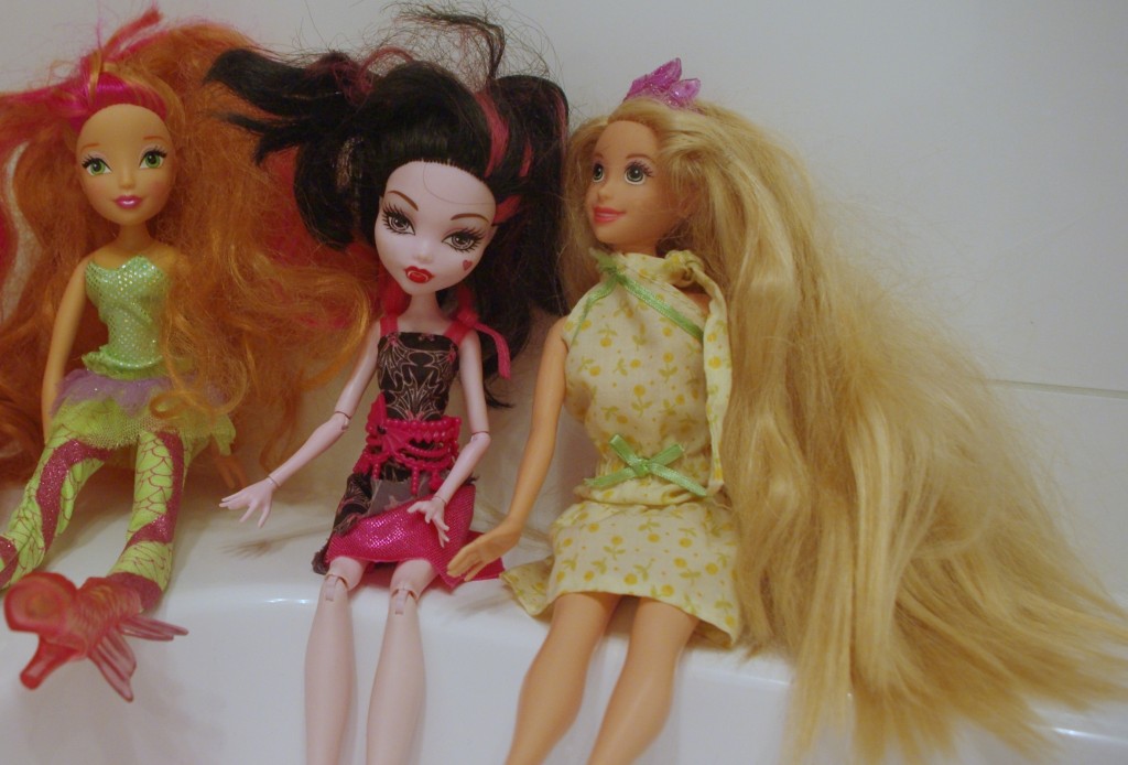 Comment démêler les cheveux des poupées? La Fée Biscotte