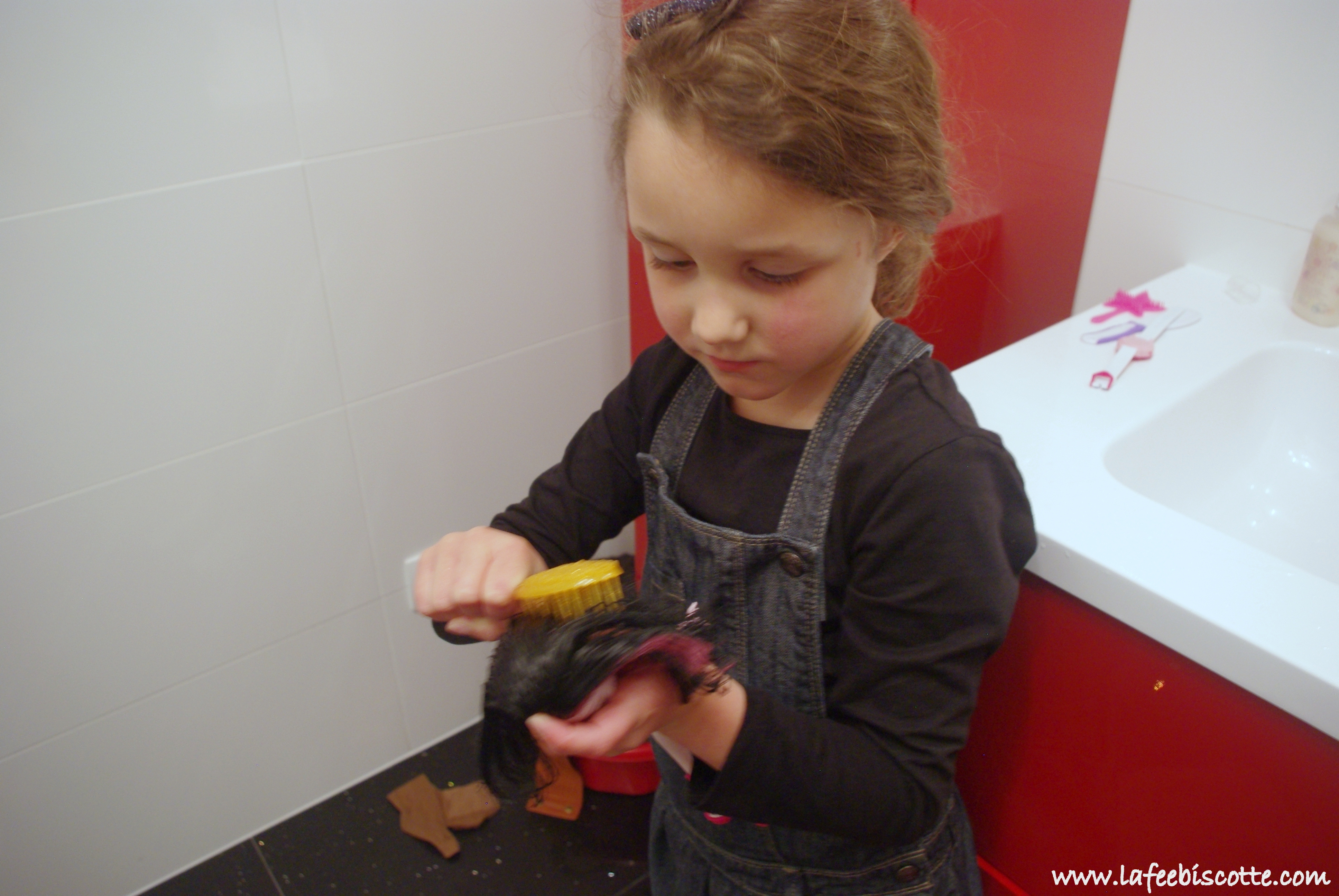 démêler les cheveux de poupées