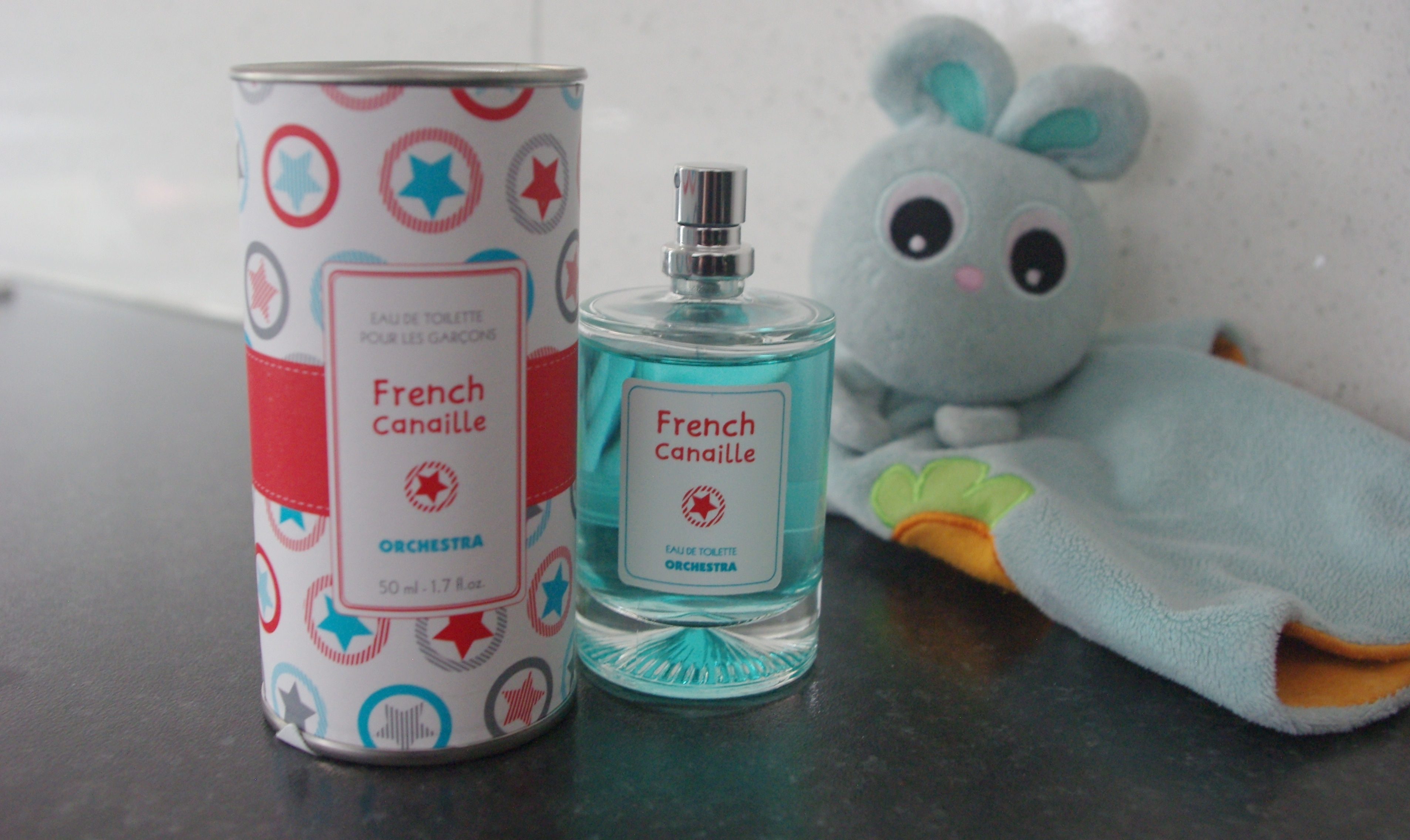 Mettre parfum bebe enfant