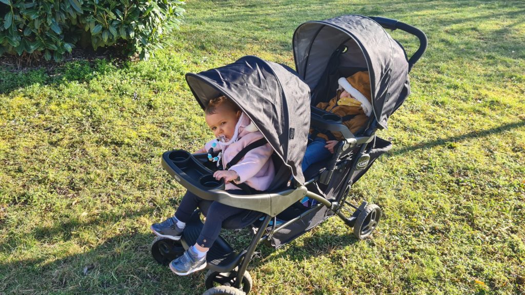 En balade avec bébés dans la poussette Graco Stadium Duo - La Fée